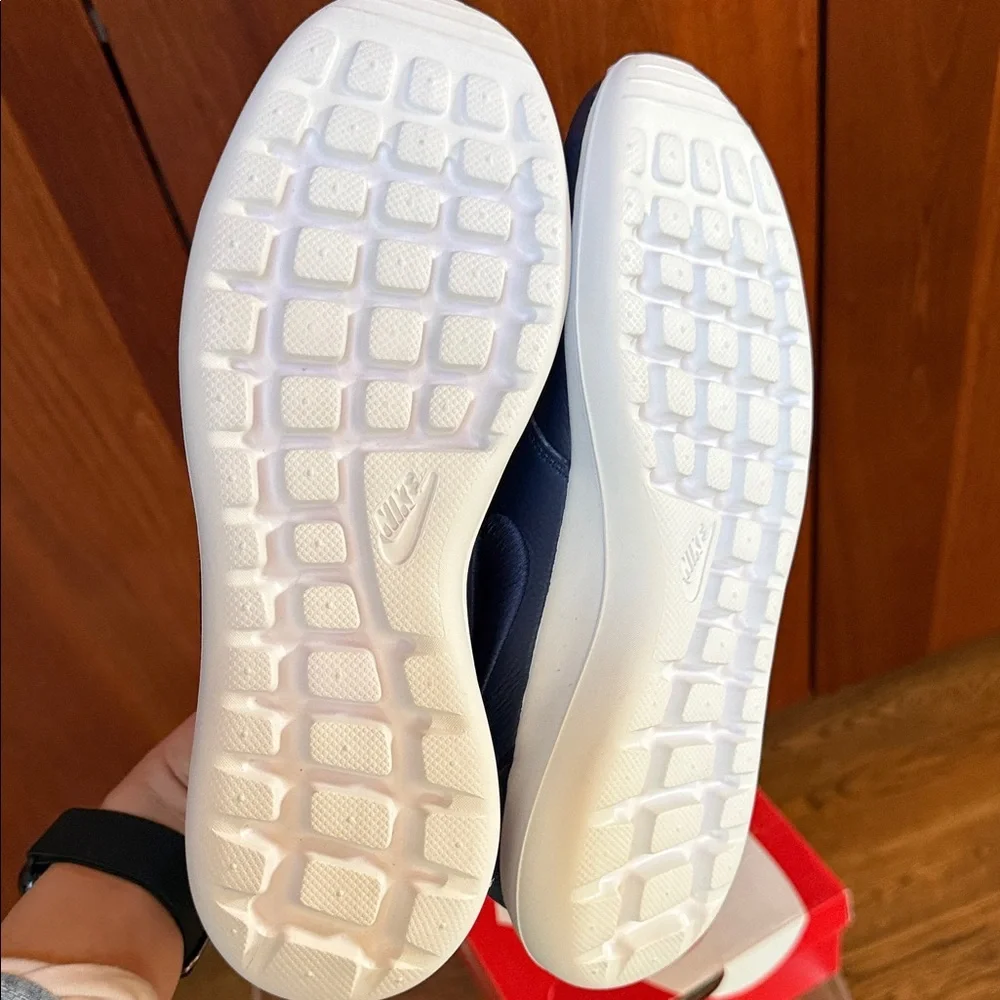 Nike Womens Roshe Blue leather Sneakers - Picture 2 of 6